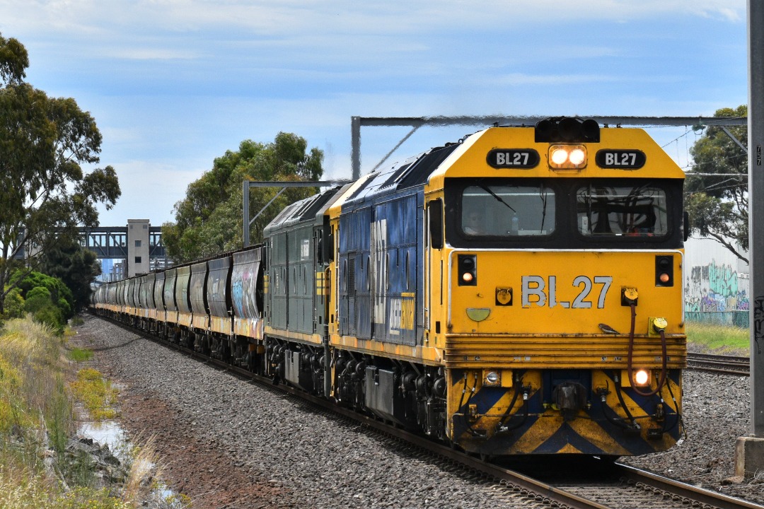 Shawn Stutsel on Train Siding: Pacific National's BL27 and G520 rumbles through Laverton, Melbourne with 6CM5, Loaded Grain Service bound for Geelong for
unloading...