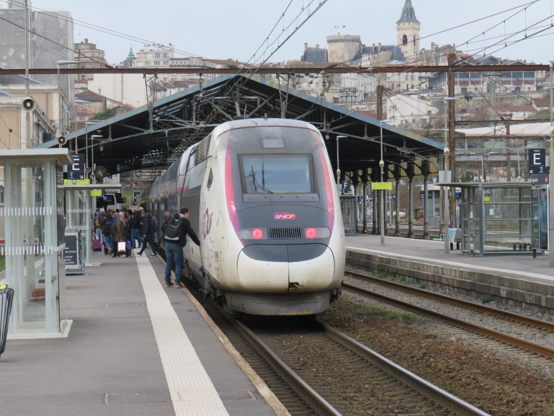 Oriana on Train Siding: Vue d'ensemble sur la gare d'Angoulême surplombée du centre ville avec un TGV Duplex sous la marque Inouï
💜