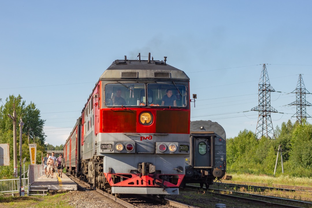 CHS200-011 on Train Siding: Diesel locomotive TEP70-0571 with a commuter train from cars from the electric train ED9T, sent from Velikaya - Kirov to Girsovo
station