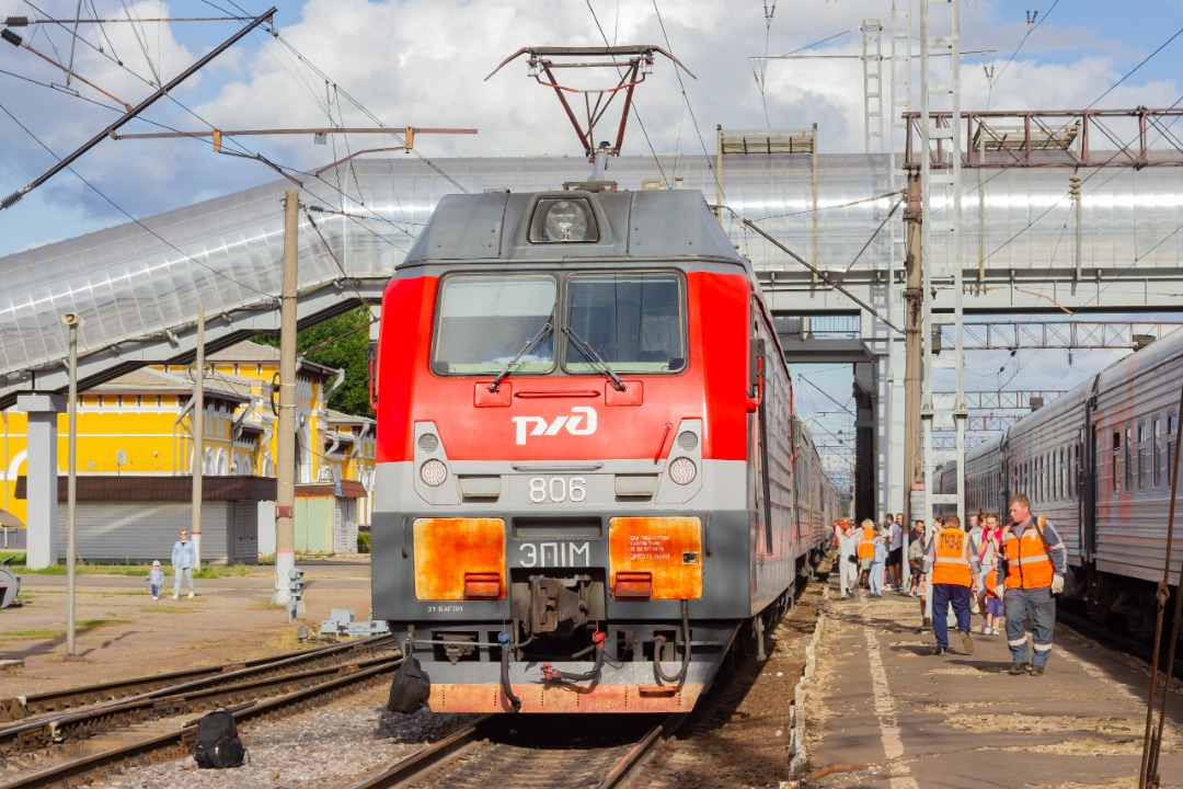 CHS200-011 on Train Siding: Electric locomotive EP1M-806 with train No. 149 Chelyabinsk - St. Petersburg stands at Sharya station. locomotive crews are being
changed