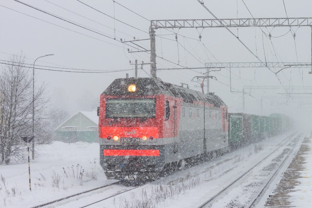 Vladislav on Train Siding: it's March in the yard, and in St. Petersburg there is a blizzard and frost, and this is an electric locomotive 2ES6-734 with a
freight...