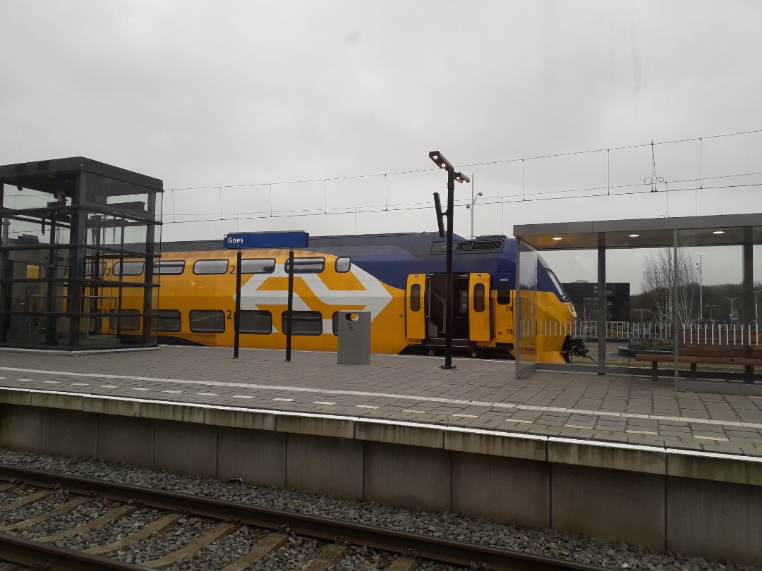 Quinten Vercouteren on Train Siding: Hier staat een flow virm te goes als intercity naar Amsterdam centraal. Hier vertrekt hij om 13:28 uur uit station goes