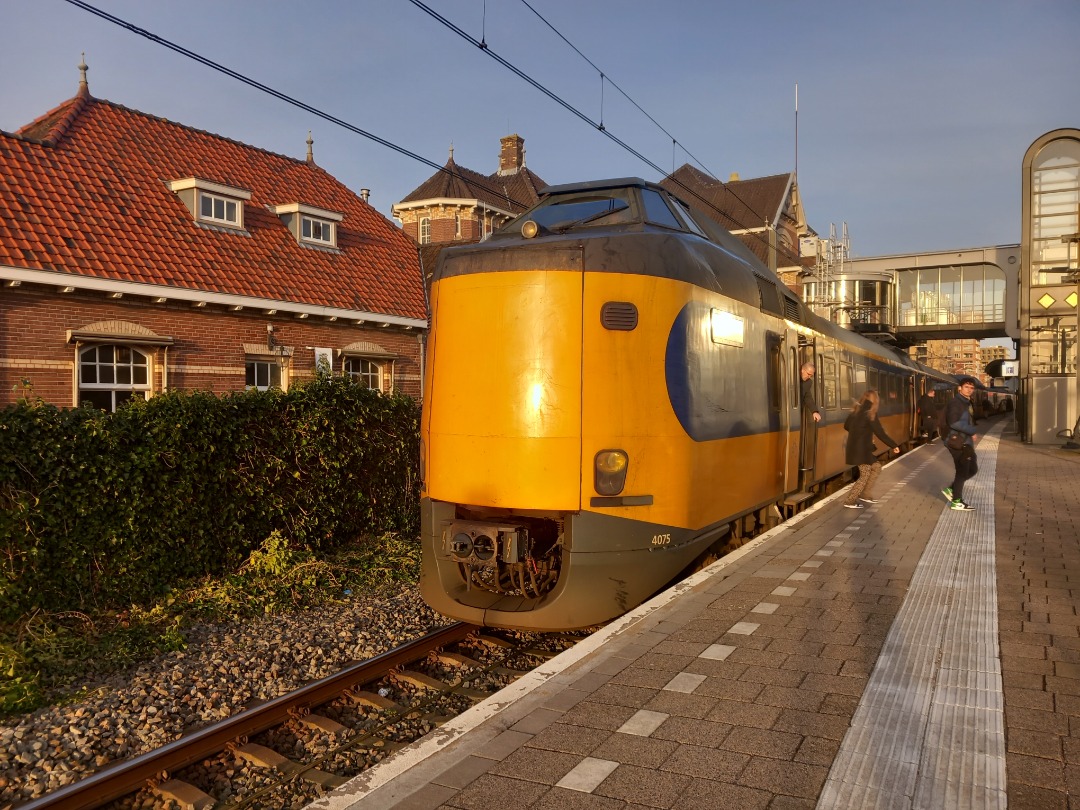 DutchTrainspotter on Train Siding: Vanwege werkzaamheden tussen Leiden Centraal en Den Haag Mariahoeve moeten reizigers tussen Leiden en Den Haag omreizen via
Woerden....