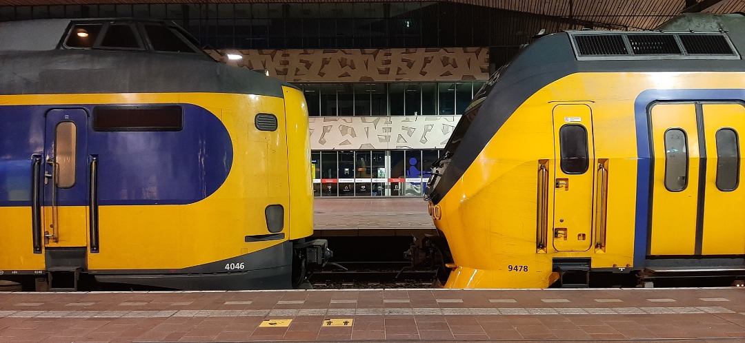 Alexander Veen on Train Siding: 2 Iconen van NS, heerlijke nachtnet treinen, ( ik kwam binnen met de VIRMm en neem straks de ICMm. ) #Rotterdam.
