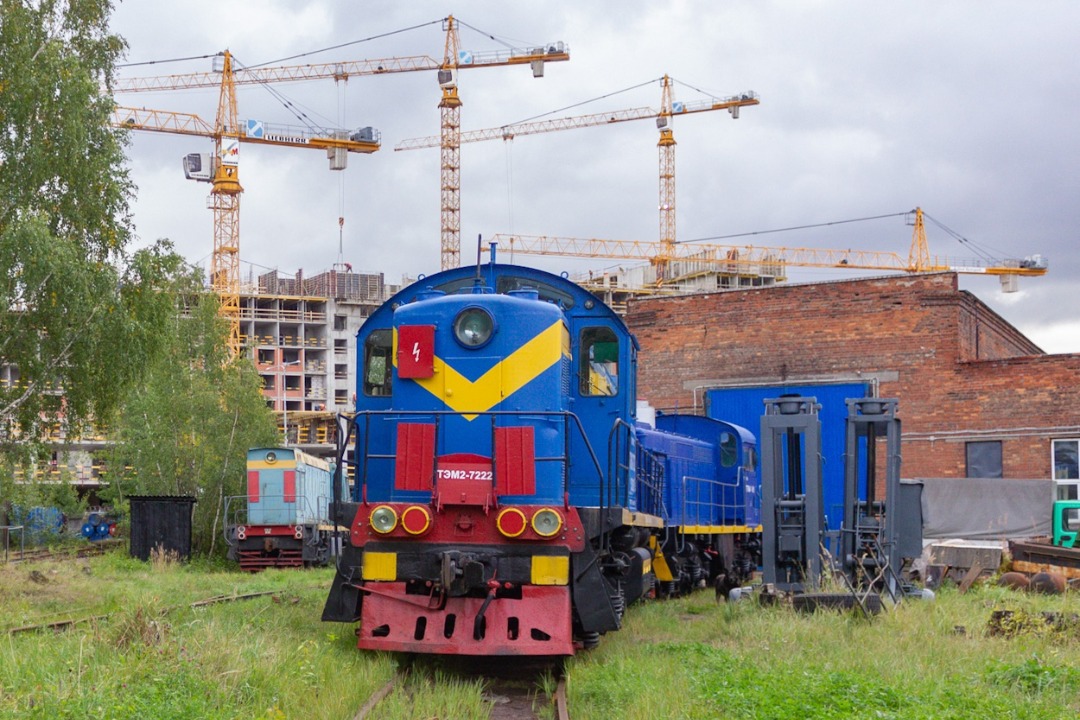 CHS200-011 on Train Siding: Shunting diesel locomotives TGM6D-0191, TEM2-7222 and TGM4-881 at the locomotive depot of the North-Western Industrial Transport
company.