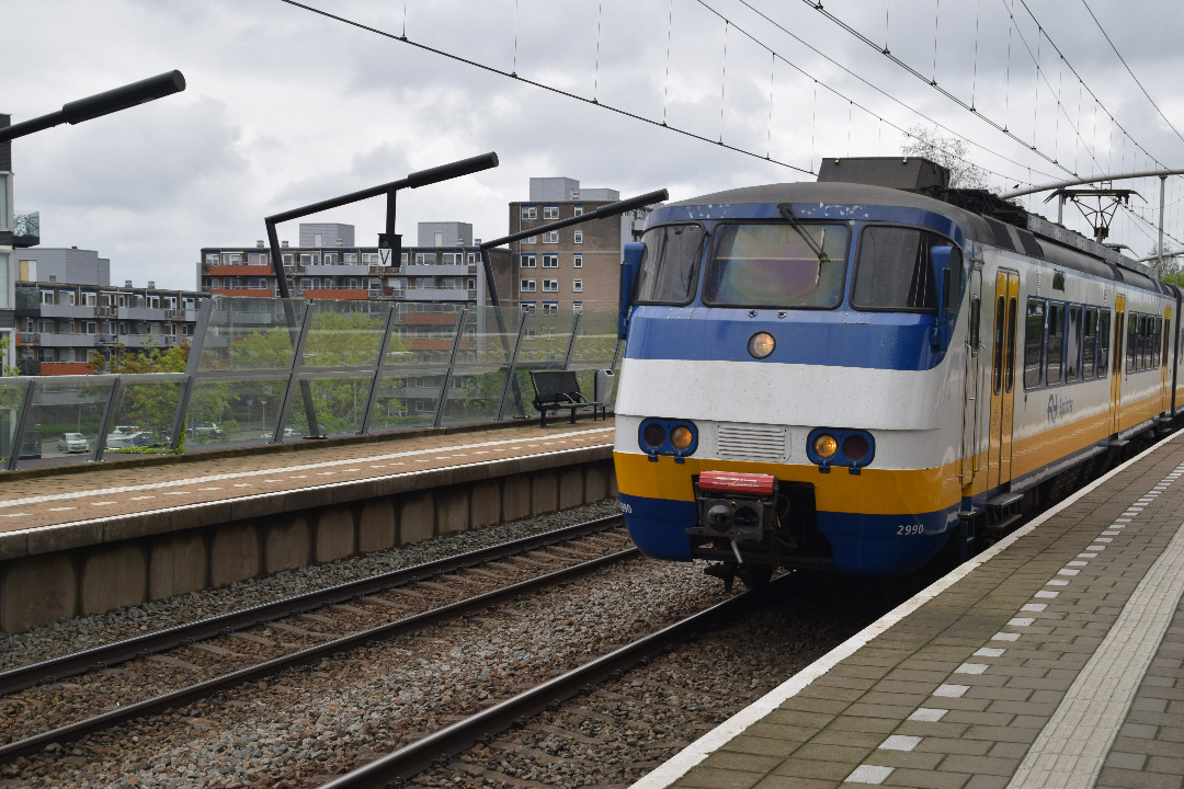 Thijs053_NL on Train Siding: Vanaf nu mag de #DagSGMm worden gebruikt voor alle foto's als eerbetoon aan de SGMm treinserie van de NS.