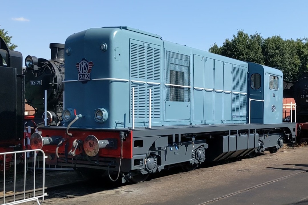Erik Hendrix on Train Siding: The NS 2400 diesel locomotives were acquired by the NS from manufacturer Alsthom (France) in the 1950's. I found this 2412
(in the...