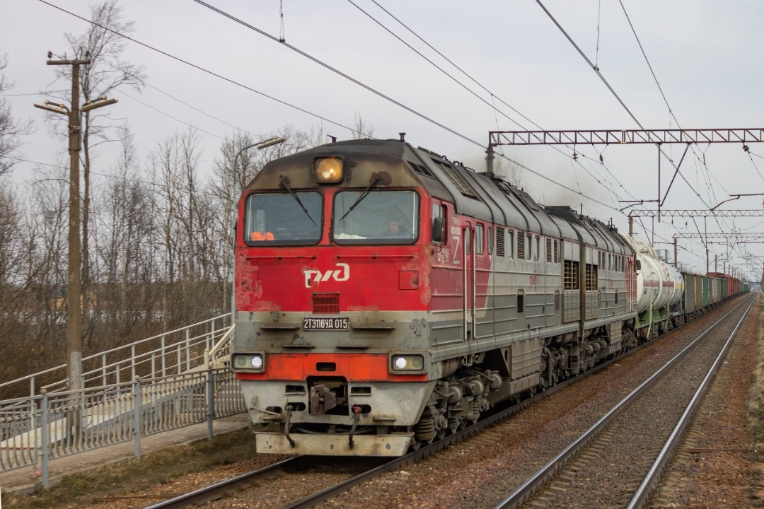Vladislav on Train Siding: rare-earth diesel locomotive 2TE116UD-015 with a freight train follows the Verevo - Gatchina-Varshavskaya stage. An interesting fact,
this...