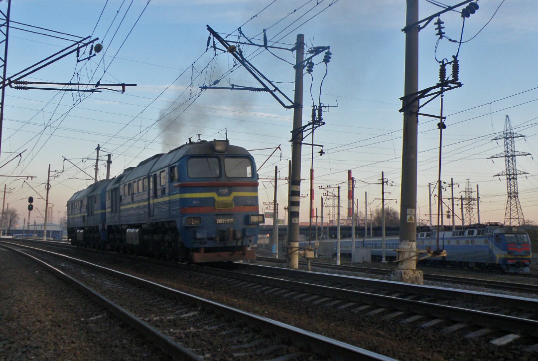 Yurko Slyusar on Train Siding: Diesel locomotive 2M62U-0171 at the Kyiv-Moskovsky station (now it renamed to the Kyiv-Demiivsky station) near the Vydubychi
platform....