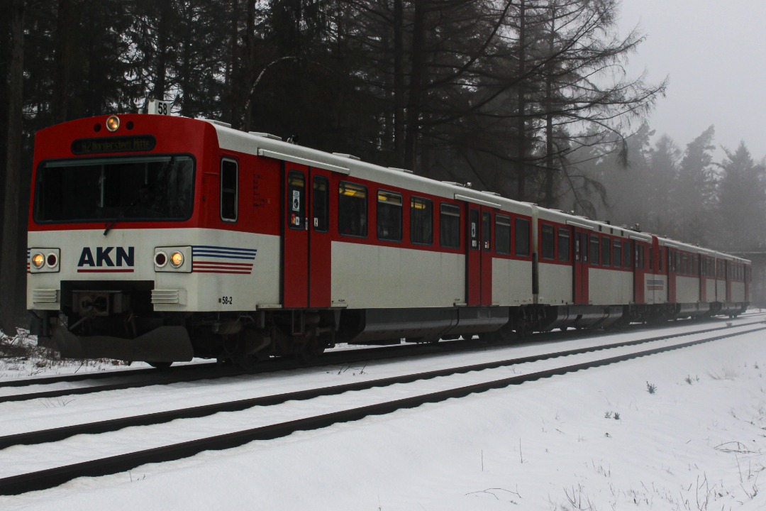 Max on Train Siding: Auch (oder gerade) im Winter ist die Alsternordbahn eine Augenweide. Der VT 2.58 aus Richtung Ulzburg Süd kommend passiert hier
ein...