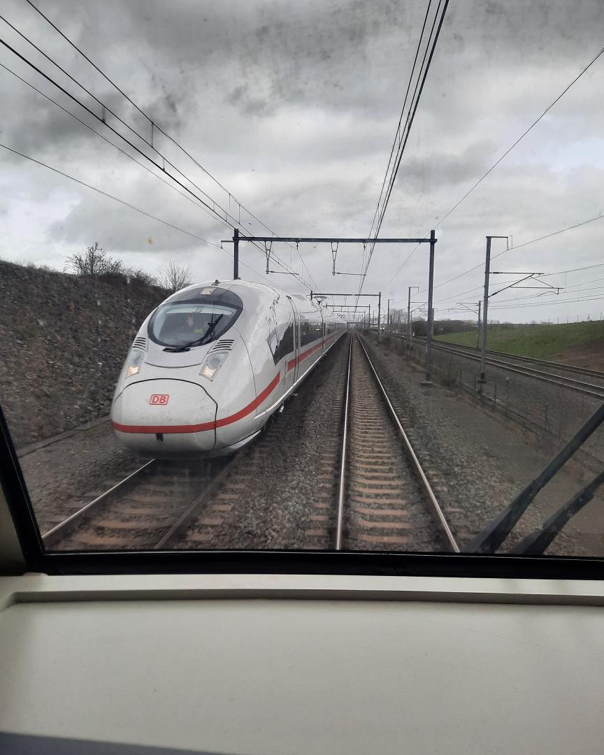 Driver Kortrijk on Train Siding: Today traveling with a 32xx to Brussels via Ath. On line 94 between Ath and Silly the german collegues where busy with the...