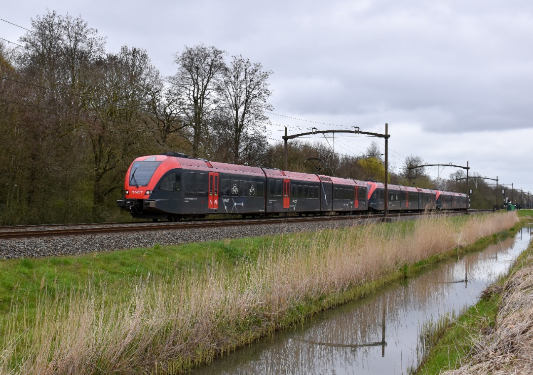 NL Rail on Train Siding: Qbuzz R-Net GTW's 6352, 6356 en 6354 komen Lm langs de Zuidendijk in Dordrecht onderweg naar Blerick voor onderhoud.