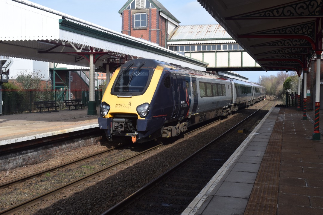Hardley Distant on Train Siding: CURRENT: 221117 stands at Wrexham General Station today ready to depart with the 1A28 12:06 Wrexham General to London Euston
(Avanti...
