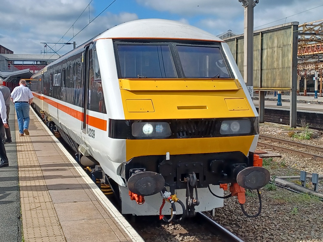 Trainnut on Train Siding: #photo #train #diesel #station #electric 67029, 86101, 47593 ,82139 and 70806 at Crewe yesterday.