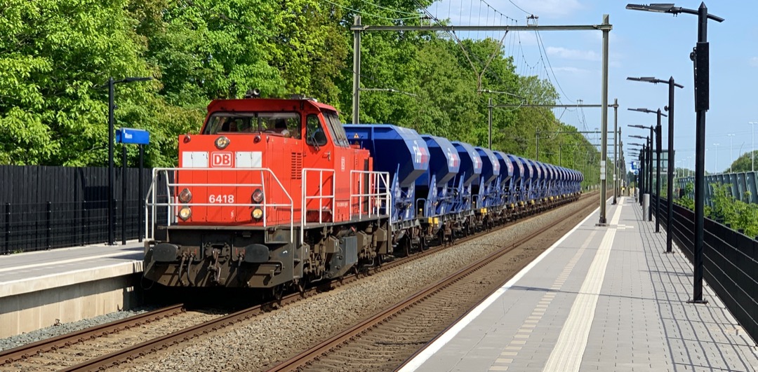 Treinspotternick on Train Siding: DB Cargo 6418 komt met lege FCCPPS wagons door station Maarn op een zonnige en warme vrijdag 19 mei 2023.