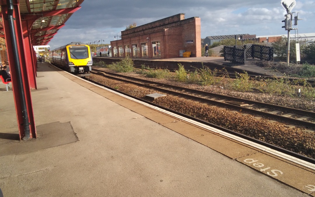 kieran harrod on Train Siding: Northern class 195's today at Wakefield kirkgate station whilst awaiting sir Nigel Gresley to pass through on its way to
Crewe. (Posting...