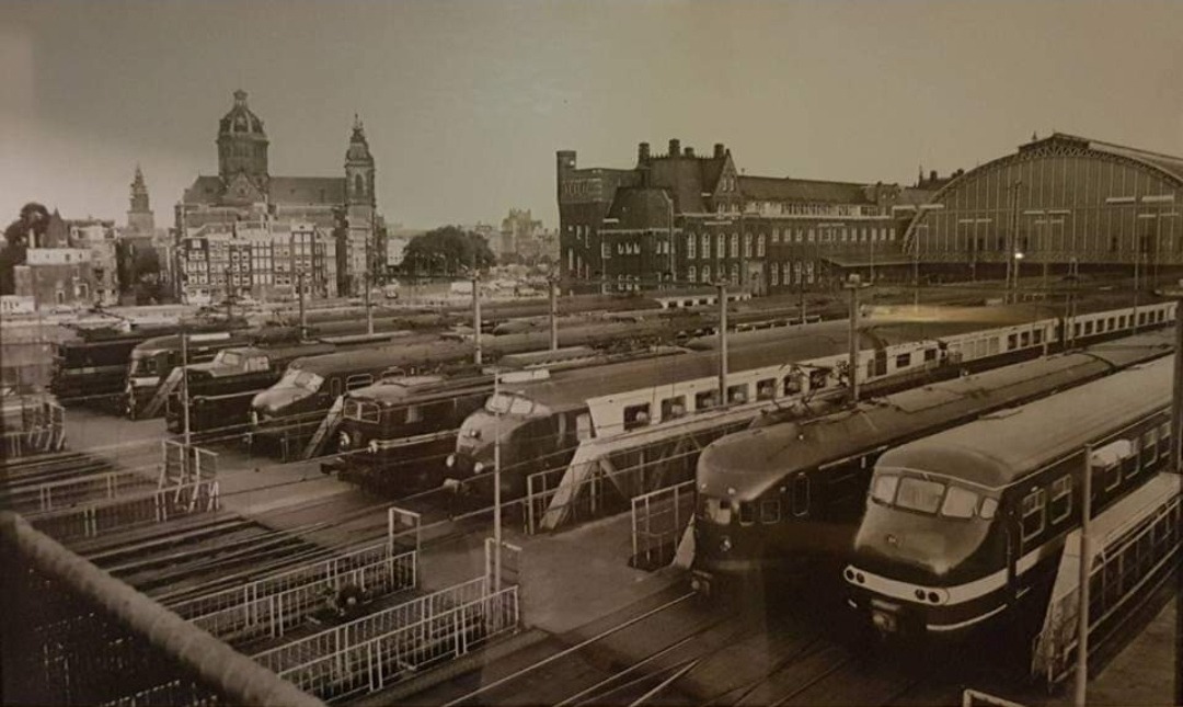 Alexander Veen on Train Siding: Amsterdam is en blijft een mooi station ( net zoals Haarlem en Denhaag holland spoor ), vroeger en nu