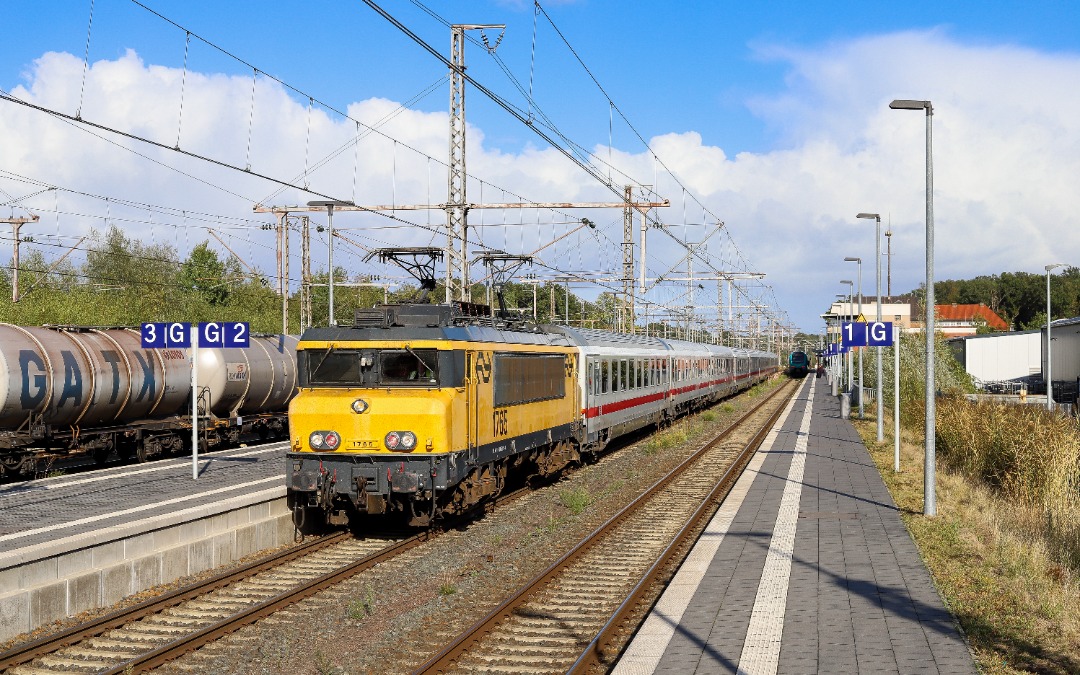 Railhobby on Train Siding: Nog altijd vindt op het Duitse grensstation Bad Bentheim een locomotiefwissel plaats bij de IC Berlijn.