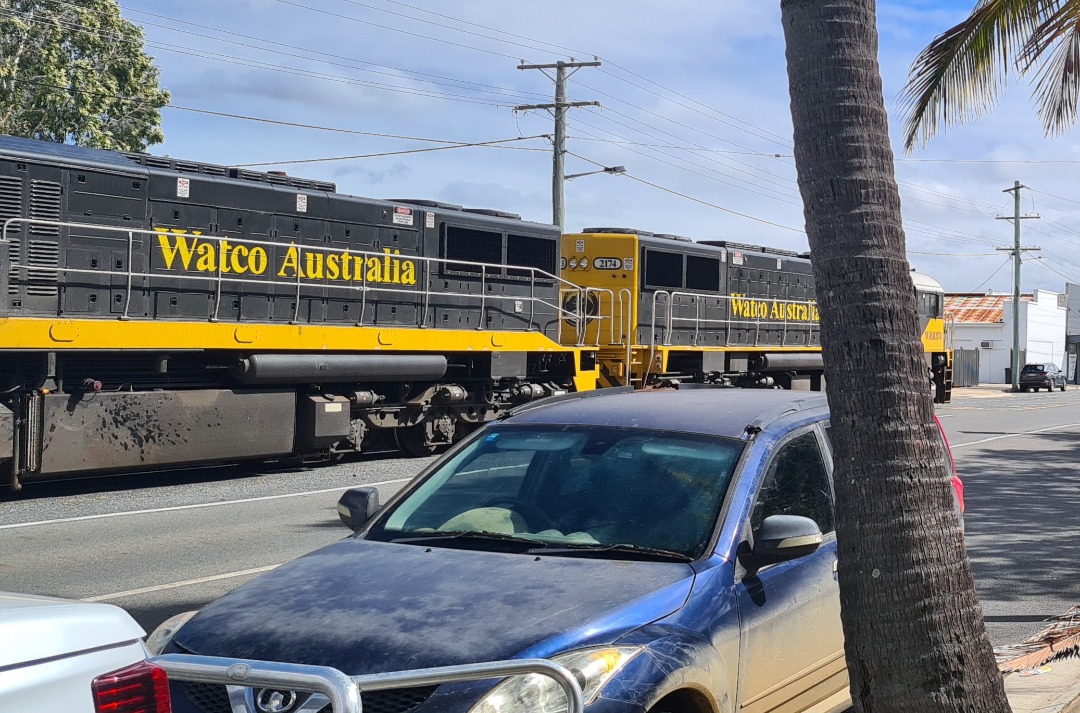 Geoff on Train Siding: Tried to get a video of a Watco cattle train heading north on Denison Street. However some rather foolish person didn't realise he
hadn't...