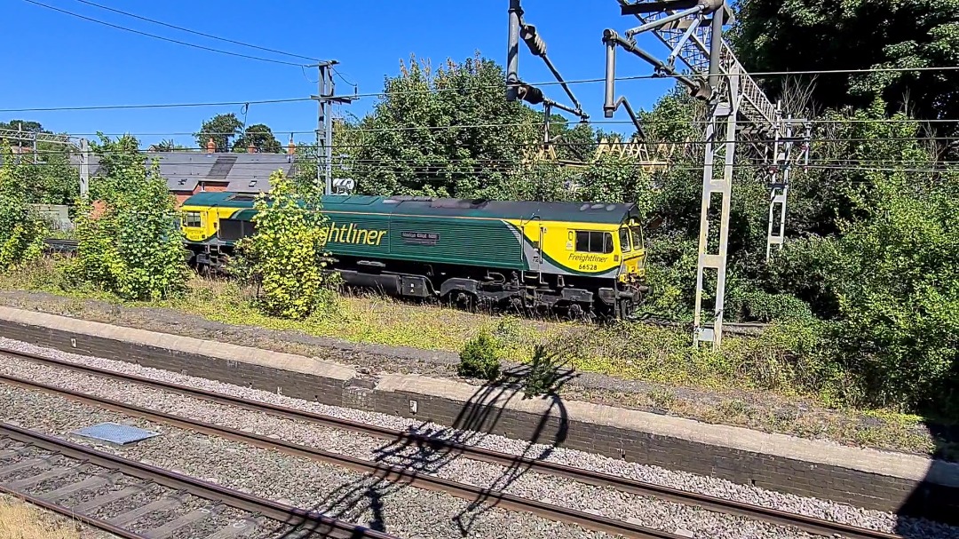 TheTrainSpottingTrucker on Train Siding: Some more 350s and the passing freight. Sadly the location wasn't great for the slow lines due to vegetation
growth on the old...