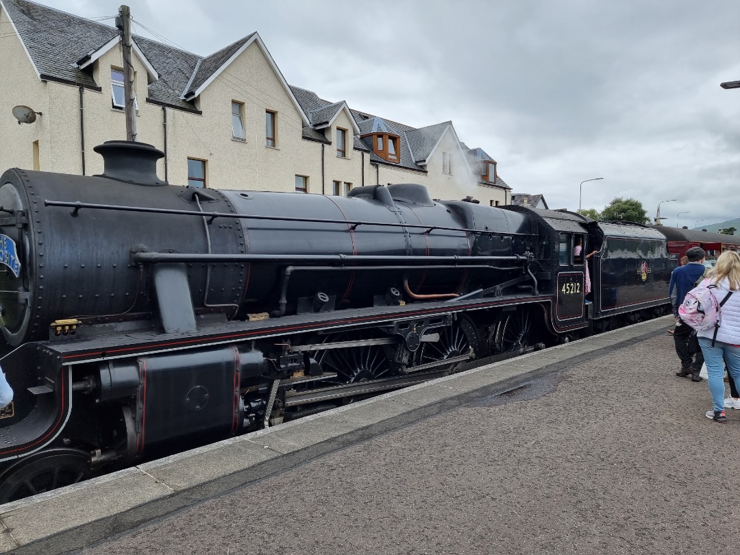 Rob Bridges on Train Siding: A black five called 'The Jacobite' (no. 45157) preparing to depart from Fort William Station enroute to Malliag in the
Scottish Highlands