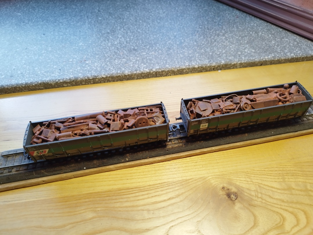 Adam L. 🇺🇦 on Train Siding: Haven't posted anything from the workbench in a hot minute so here's two scrap loads I finished recently for my
Austrian Gondola's 😄