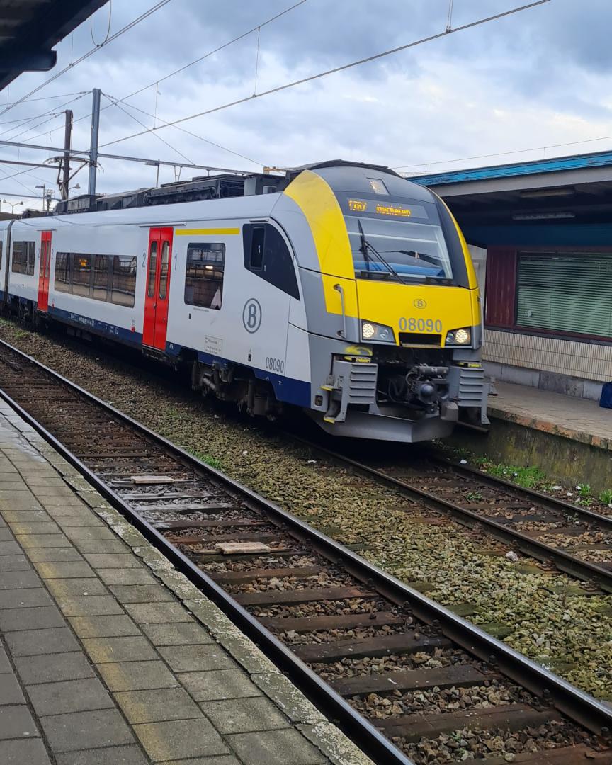 BelgianTrainspotter on Train Siding: The desiro-train richting Wallonië in Mechelen op spoor 6 wacht op groen sein om door te rijden.