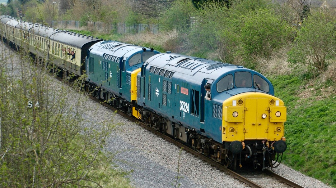 Michael Gates on Train Siding: A blast from the past! Split head code 37324 ‘Clydebridge’ (now Colas Rail 37099) and 37215 on the Gloucestershire
and Warwickshire...
