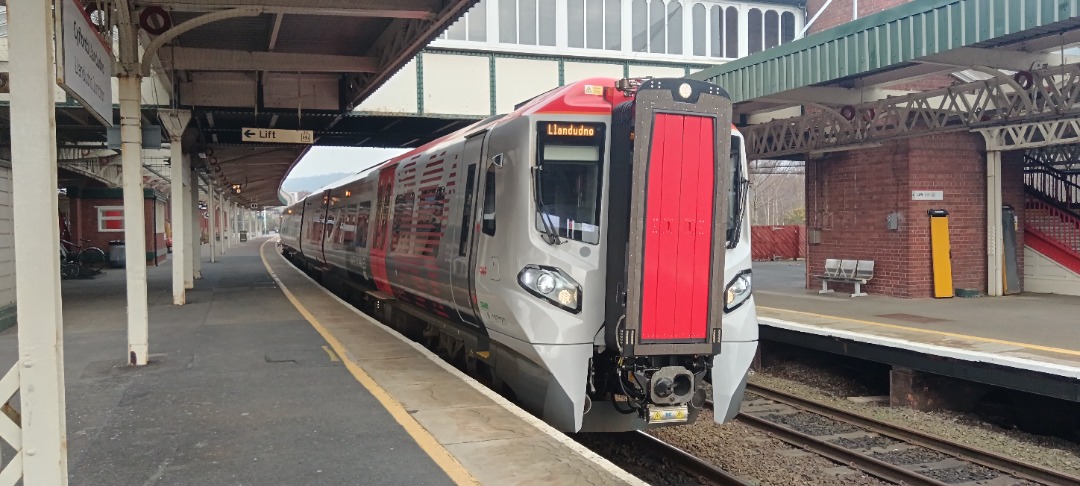 TrainGuy2008 🏴󠁧󠁢󠁷󠁬󠁳󠁿 on Train Siding: Today I managed to see 197120 in it's lovely new livery with the Welsh Dragon on the sides!
I'm a big fan of...
