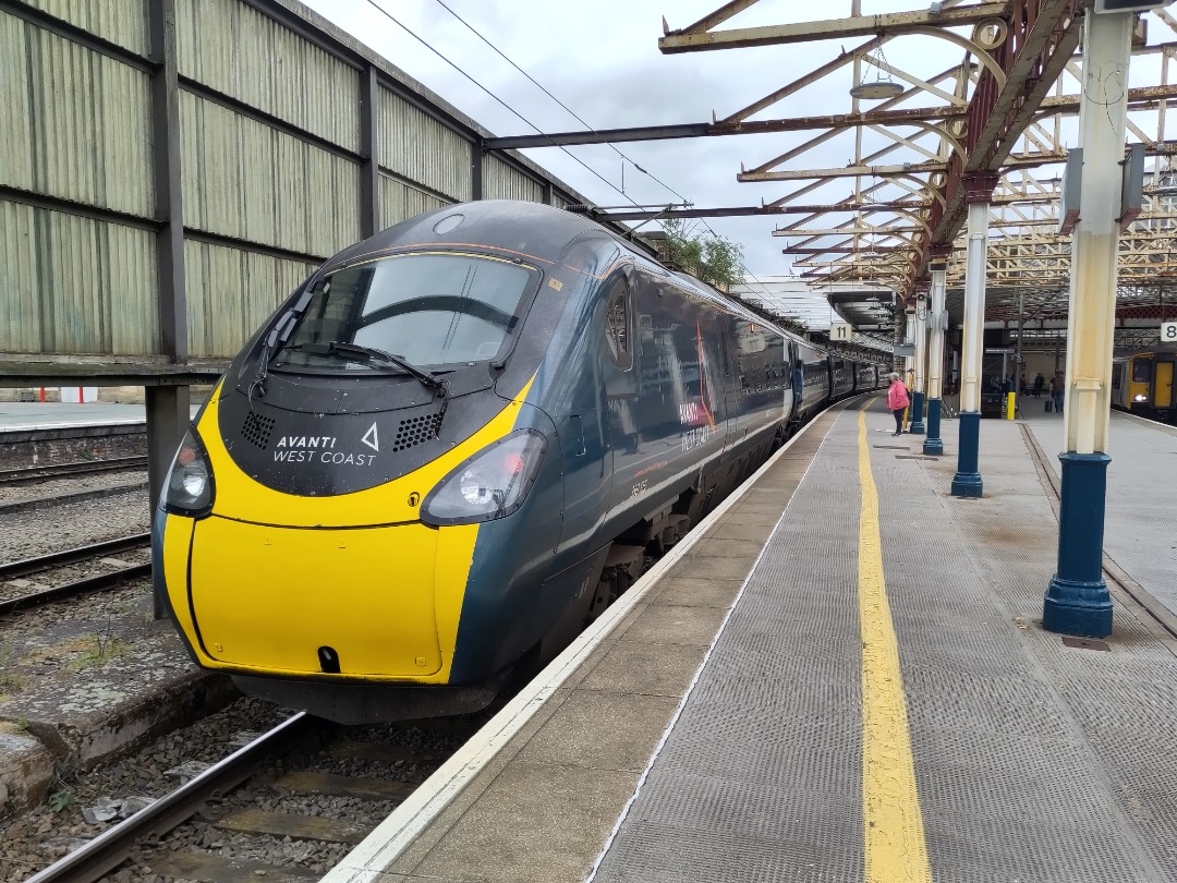 Arthur de Vries on Train Siding: Saying goodby to this Avanti West Coast train at Crewe station. Enjoyed the breakfast and lunch menu in first class.
