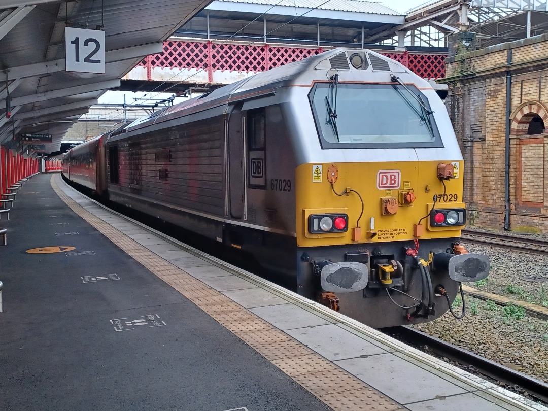 Trainnut on Train Siding: #trainspotting #train #diesel #station #junction This last week at Week at Crewe right up until today with 66592 and 67022 at Crewe.