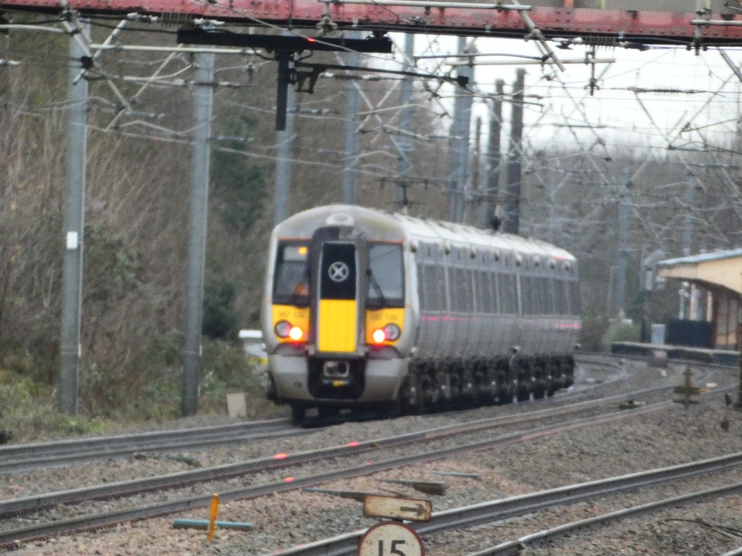 Jacobs Train Videos on Train Siding: A collection of Heathrow Express trains on the fast line at West Ealing station, units numbers are: #387132 , #387138 and
#387136