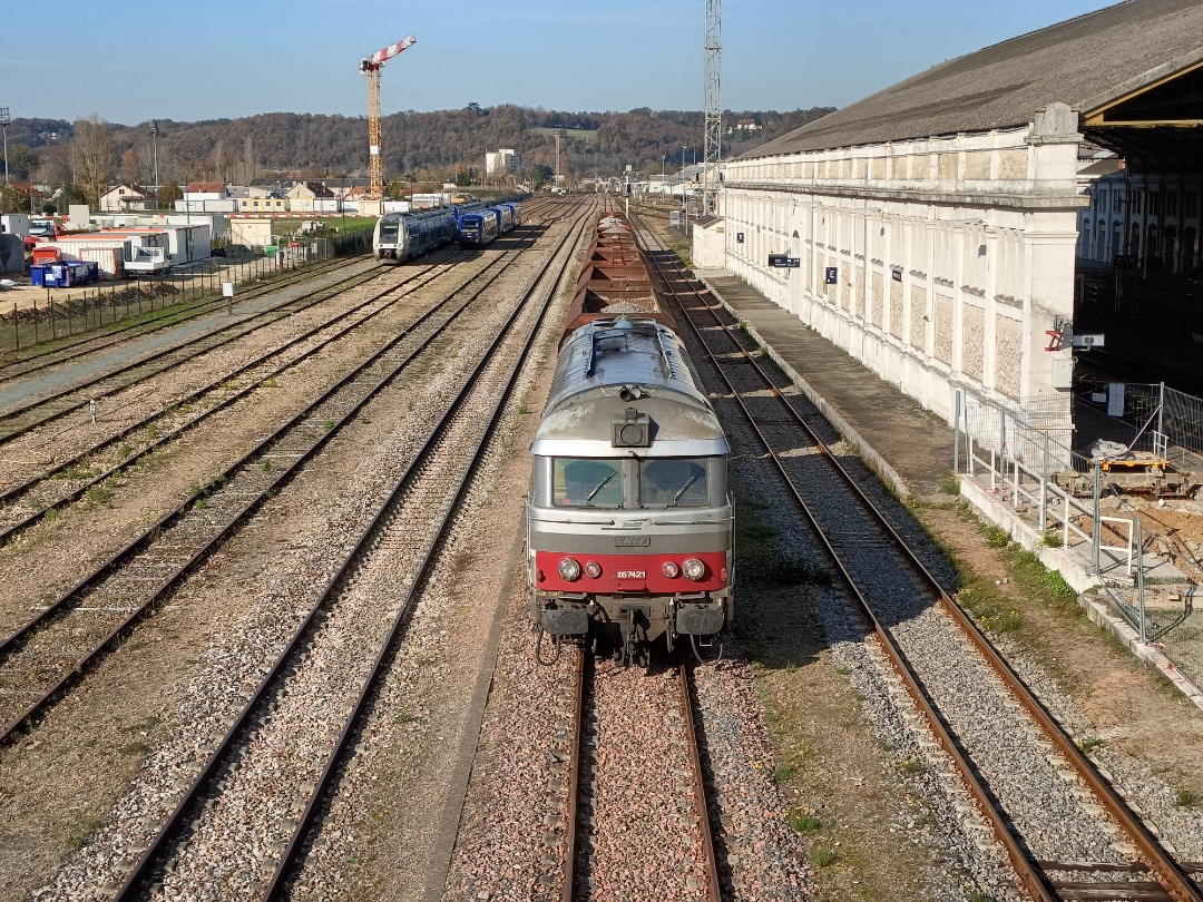 Oriana on Train Siding: Ici nous avons la Brissonneau & Lotz BB267421 a Périgueux (BB67400 mes locos prefs) 💜 #trainspotting #train #diesel
#station #locomotive
