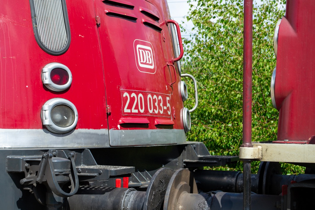 Treinen in Twente & Omgeving on Train Siding: Museumeisenbahn Hamm V100 212 079 & V200 033 staan geparkeerd op een kopspoor te Bad Bentheim, afwachtend
op de terugrit...
