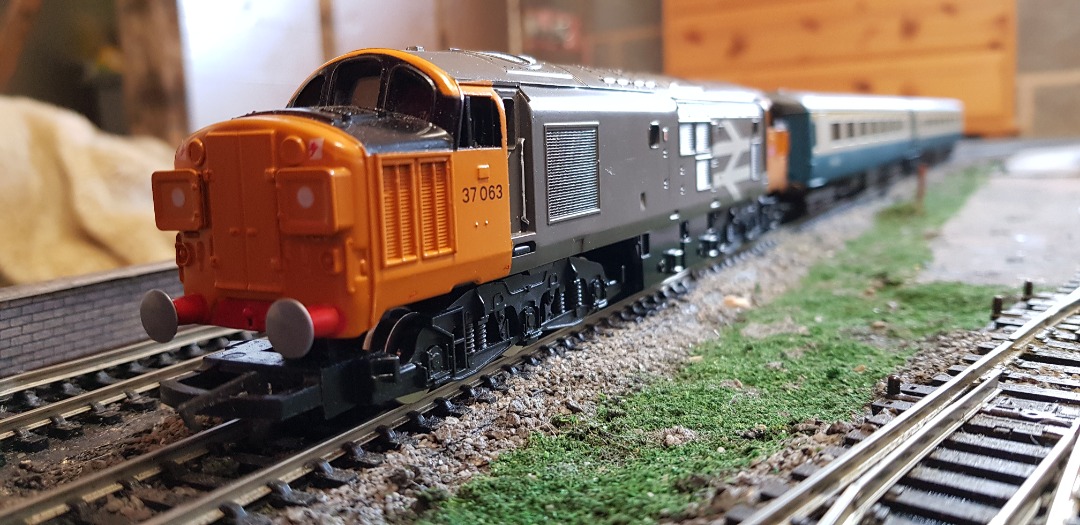 Wits Main & Branchline on Train Siding: Class 37 No. 37063. This locomotive first rolled out of Vulcan Foundry in 1962 as D6763 in 2 Tone Grey Sectorisation
Livery and...
