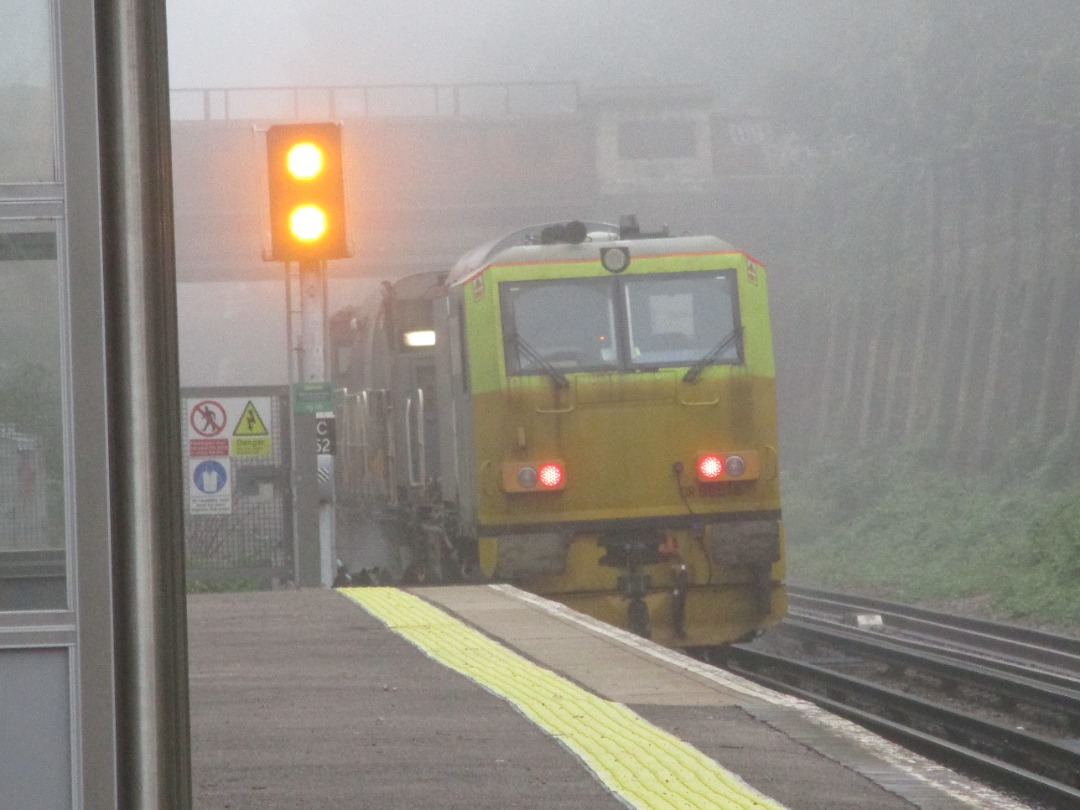 OfficiallyCharles on Train Siding: Woke up quite early on this foggy morning to see MPV DR98968 + DR98918 working a Horsham round trip as well as some
Southern...