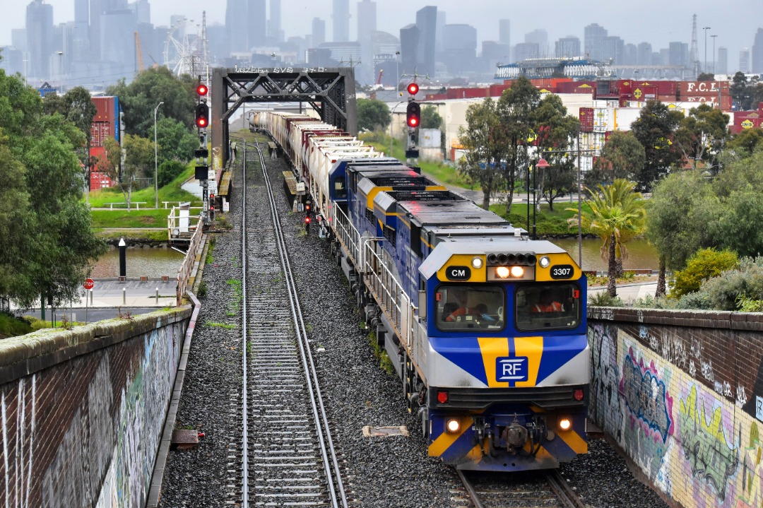 Shawn Stutsel on Train Siding: With light drizzle, Railfirst's CM3307 and CM3311 trundles towards the Bunbury Street Tunnel, Footscray Melbourne with
QUBE's 5MS7,...