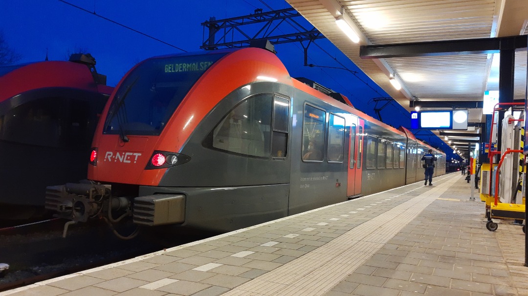 Arthur de Vries on Train Siding: My connecting train in Dordrecht is this Qbuzz Rnet GTW. On the other platform an NS VIRMm.