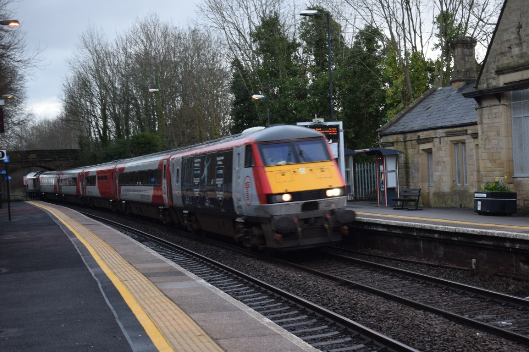 Hardley Distant on Train Siding: CURRENT: 67008 (Rear - 1st Photo) and 82229 (Front - 2nd Photo) are seen passing through Ruabon Station today with the 1V91
05:30...