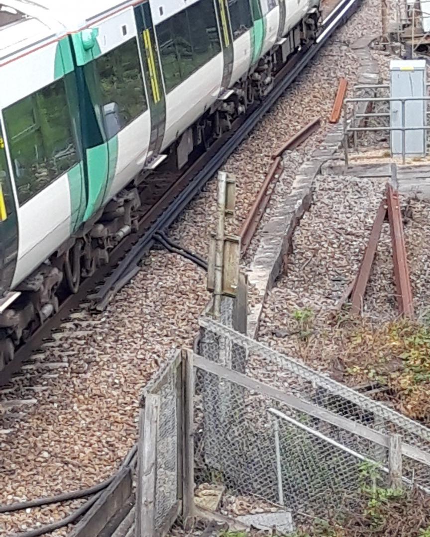 matthew_garner on Train Siding: #salfords #trainspotting #ews #bridge #steps #thameslink #southern #gwr #gatwickexpress #train Class66 EWS 66067. Their were
plenty of...