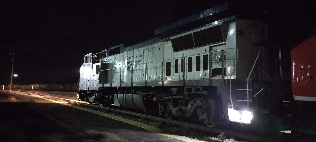 Railfan Jordan on Train Siding: Amtrak Dash 8-32BWH #518 leading train 22 (Texas Eagle) to Chicago. Train was running late on Christmas Day #trainspotting
#diesel...