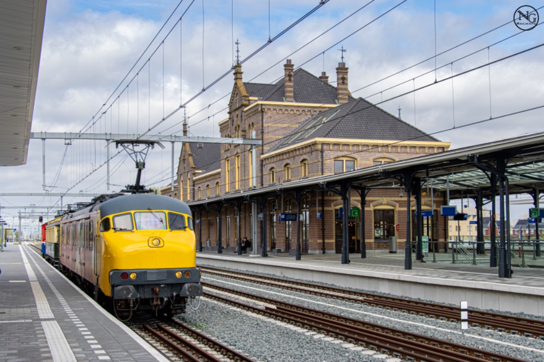 NG Railways on Train Siding: Stichting 2454CREW mP3029 + C9002 'Jaap' in Geldermalsen tijdens het overbrengen van het blokkendoos motorrijtuig naar
Roosendaal