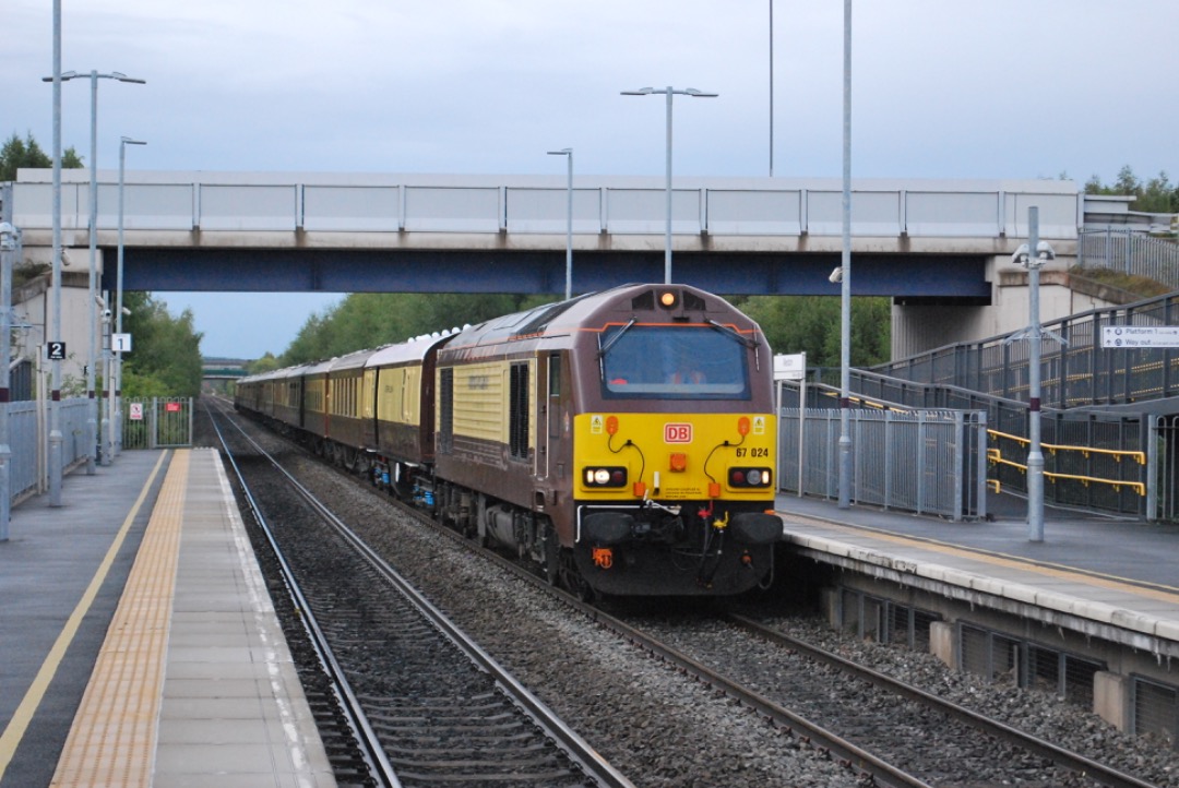 Martin on Train Siding: #trainspotting #lineside #train DB Cargo 67024 passes Ilkeston with a charter to London Victoria. 67005 'Queens Messenger' on
the rear
