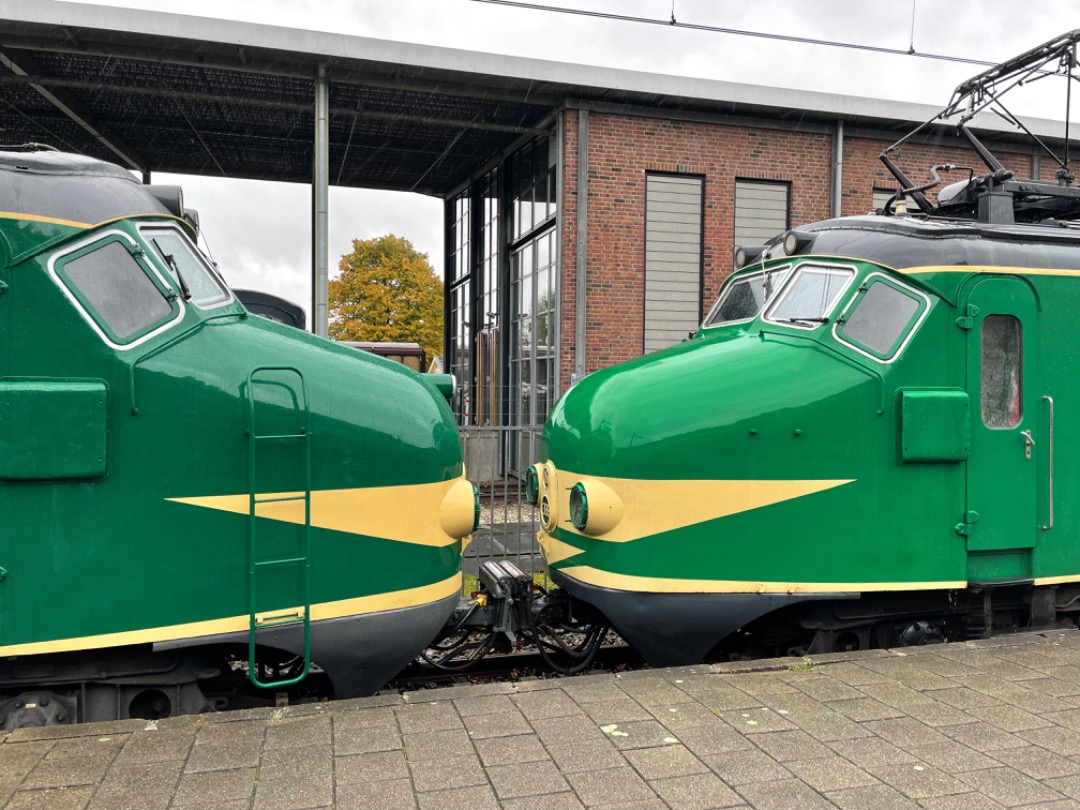 Ismaël Moslèh on Train Siding: Treinstel 766 en de386 aan elkaar verbonden. Deze foto is genomen in het #spoorwegmuseum