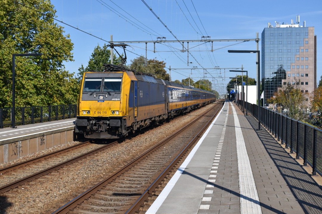 NL Rail on Train Siding: NSI 186 010 komt met een omgeleide Beneluxtrein door station Heemstede-Aerdenhout onderweg naar Brussel-Zuid.