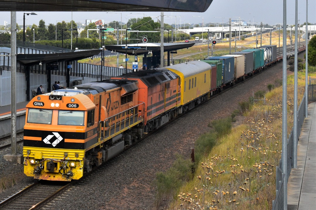 Shawn Stutsel on Train Siding: Aurizon's GWA006 and CLP8 races through Williams Landing, Melbourne with 5XM1, Container Service ex Port Pirie, South
Australia...
