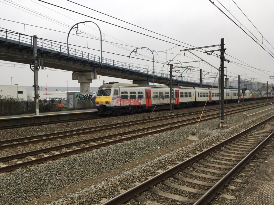Joran on Train Siding: Ik heb 7 verschillende Belgische treinen genomen die niet stoppen in Vorst Zuid. Sommige van hun hebben zelfs graffiti.