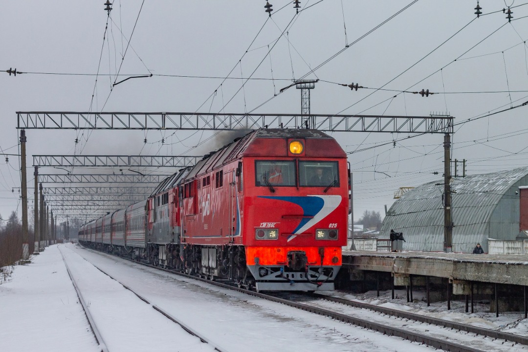 Vladislav on Train Siding: diesel locomotive TEP70BS-025 in factory livery with a passenger train and a distilled TEP70 at the Antropshino station. 2023