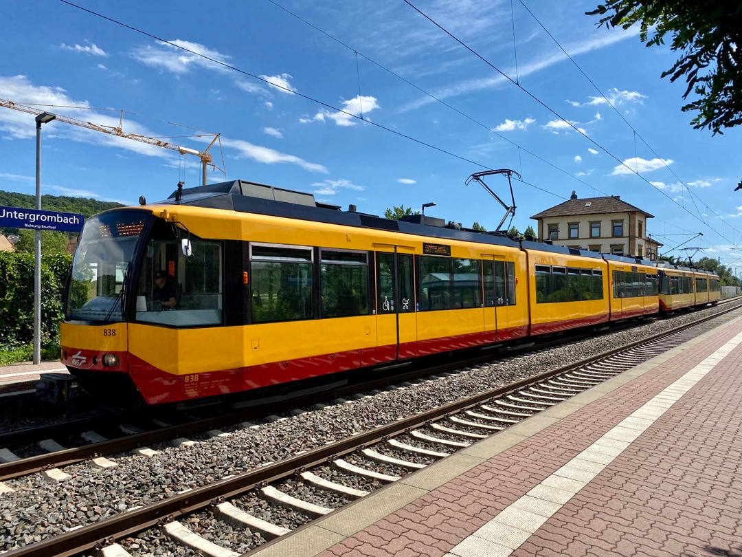 Frank Kleine on Train Siding: Rush hour in Untergrombach today while waiting for my train. First an ICE-T that started in Karlsruhe just minutes ago on its way
to...
