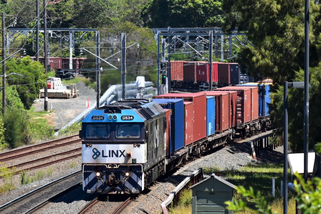 Shawn Stutsel on Train Siding: Linx's G534 powers through the curves of Dulwich Hill, Sydney with T172, Container Service trip train ex Enfield heading for
Port Botany...